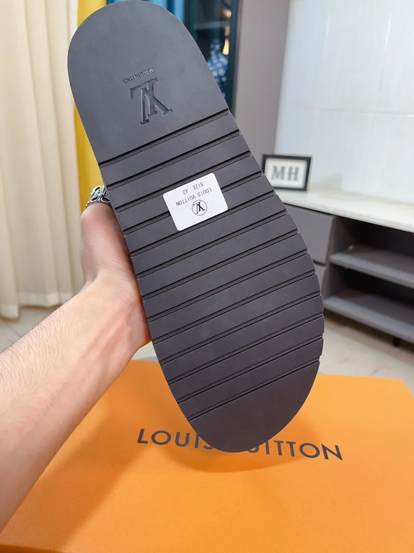Men's shoes💰300🌹🌹【LV】Multi-color new men's slippers, original top-quality version, original special cowhide with pebbled embossing➕sheepskin on the inner and side, non-slip combination sole, more stable walking, more comfortable and lightweight, high-end and generous, size: 38~44